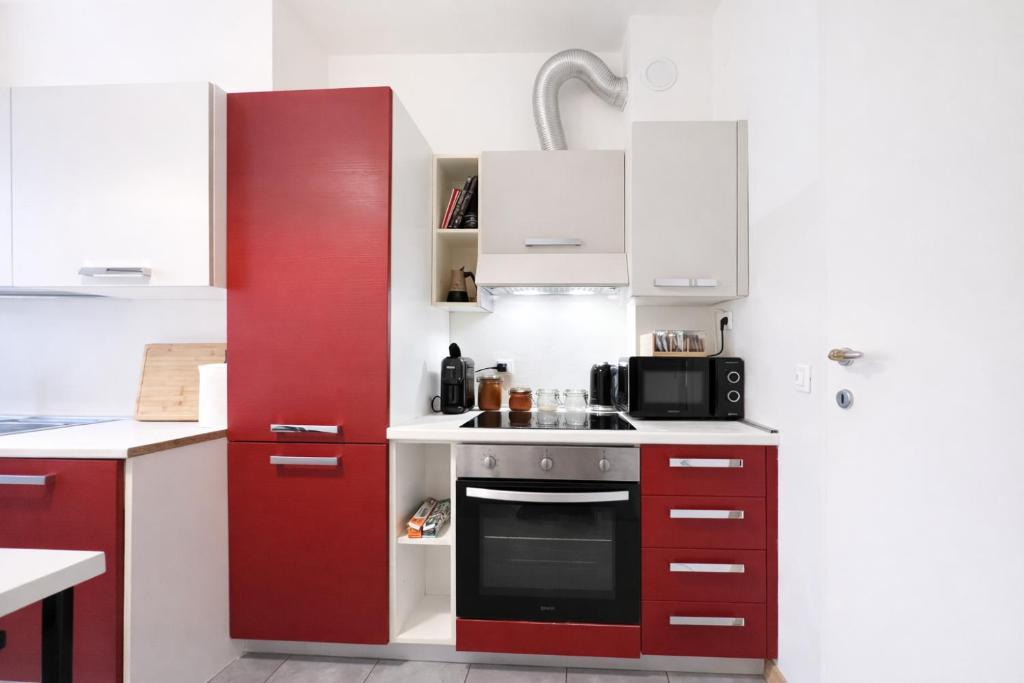 Cucina con piano cottura, forno e colonna frigo