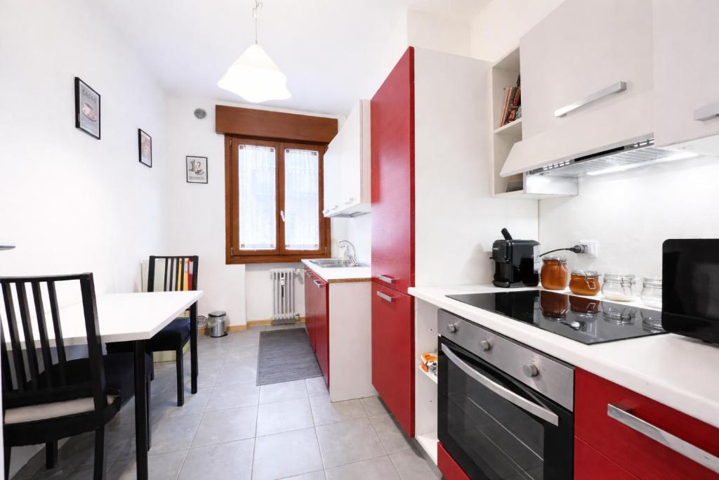 Cucina abitabile con tavolo e finestra