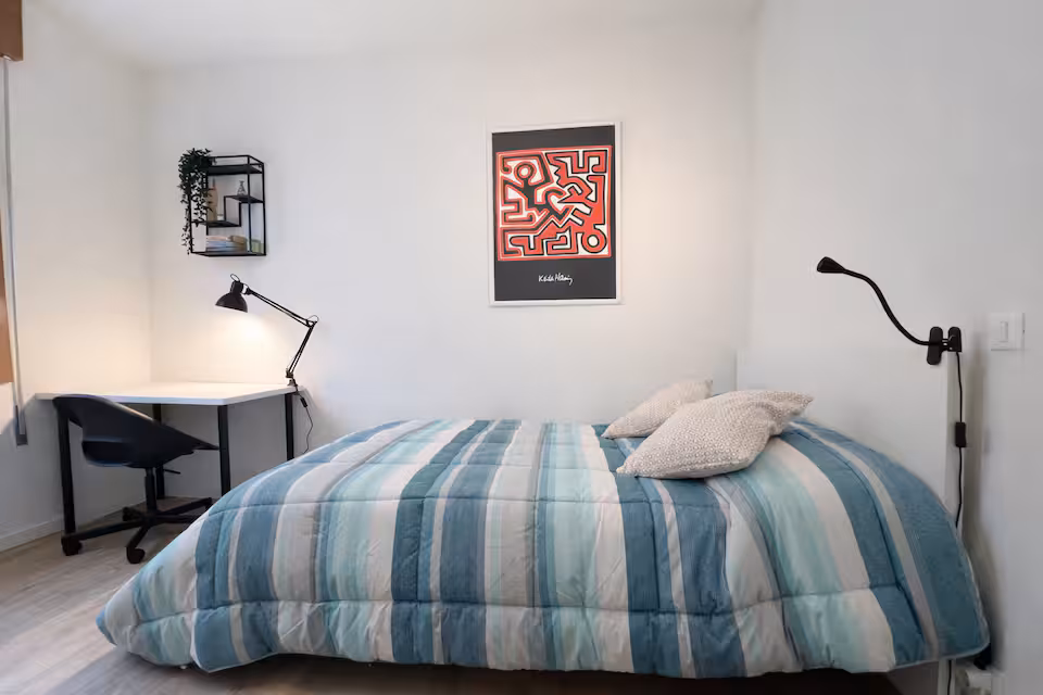 Camera con letto e scrivania