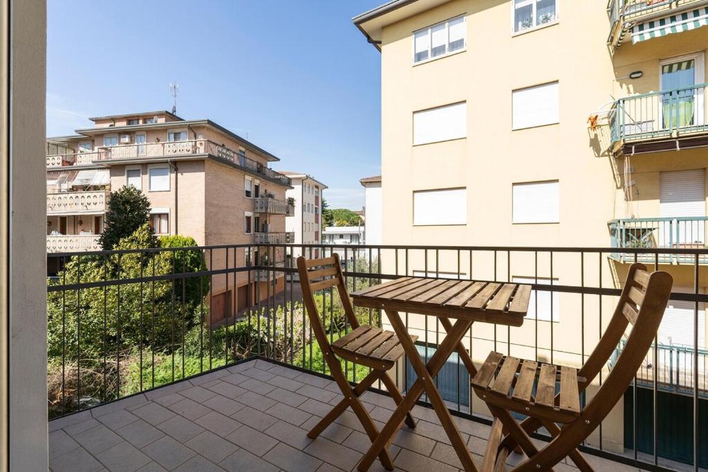 Balcone con tavolo e sedie affacciato sul quartiere