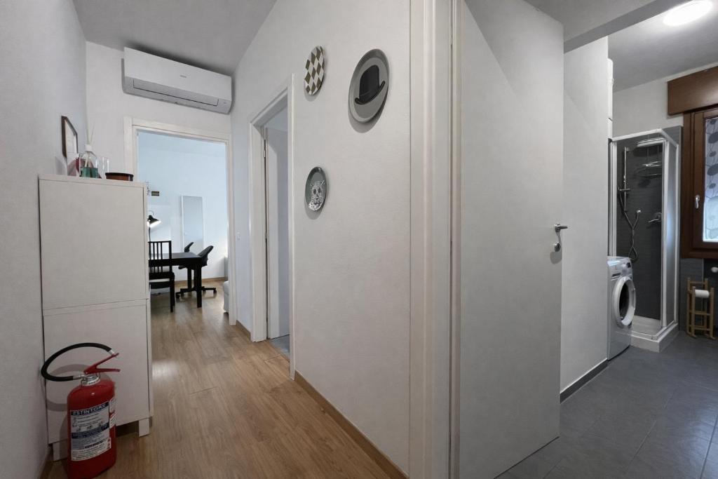 Corridoio con climatizzatore e accesso al bagno